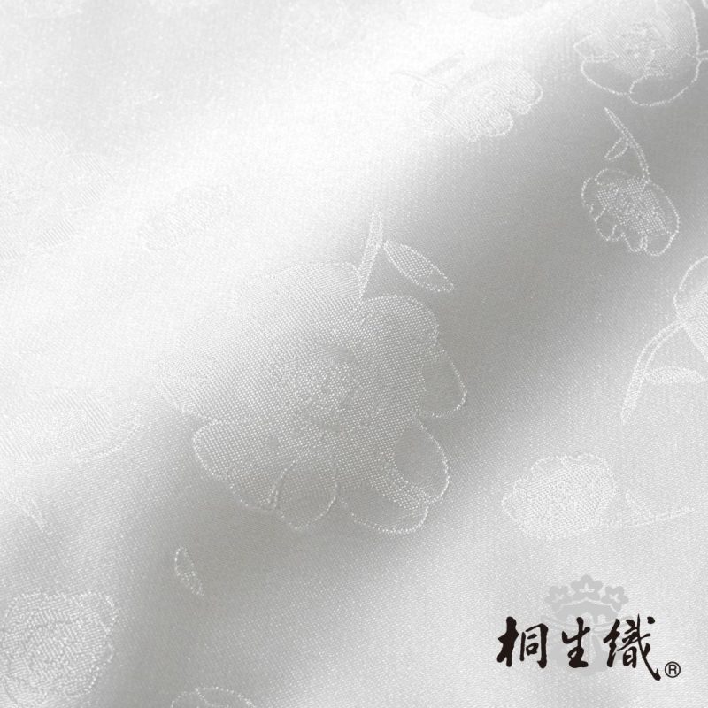 光の加減で花柄が浮き出る桐生織の技