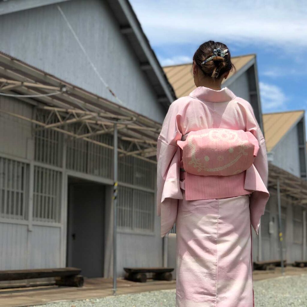 のこぎり屋根と着物の女性