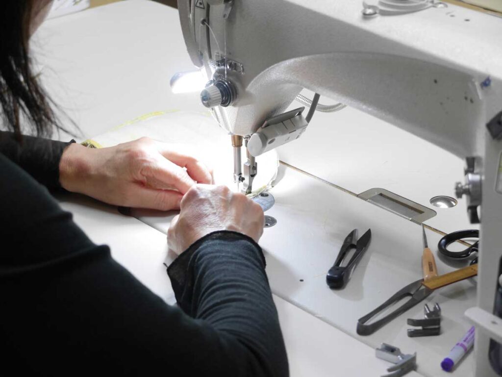 ポーチの縫製作業